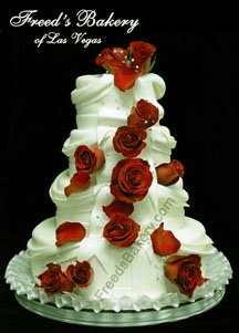 Christmas wedding cake is a stunning decoration idea